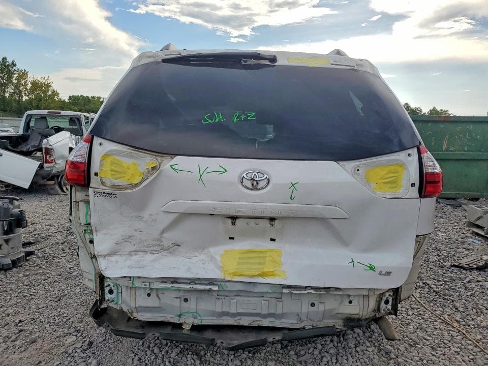 2017 TOYOTA SIENNA LE 6