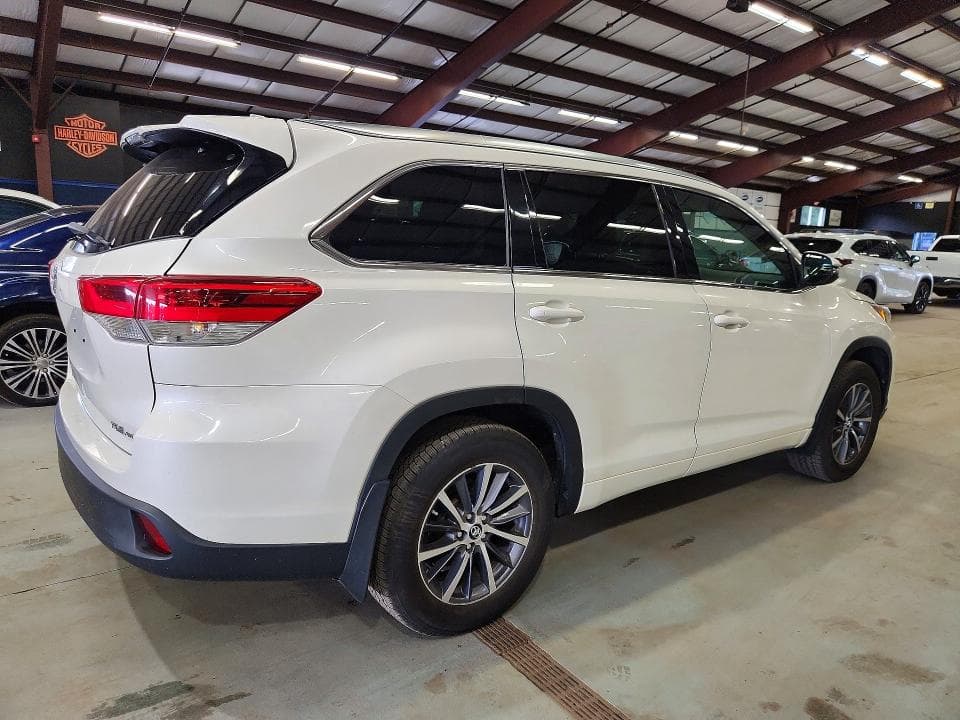 2017 TOYOTA HIGHLANDER XLE 3