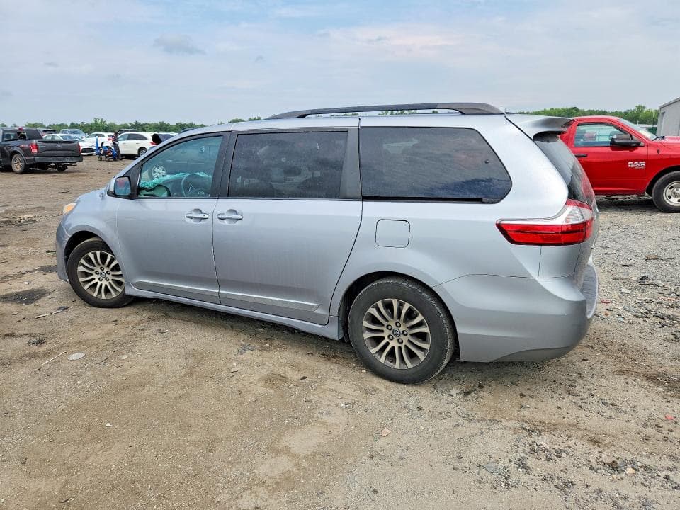 2018 TOYOTA SIENNA XLE 8-PASSENGER 2