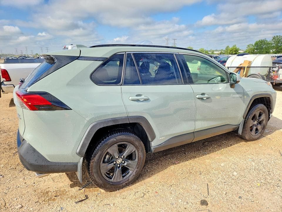 2020 TOYOTA RAV4 HYBRID XLE 3