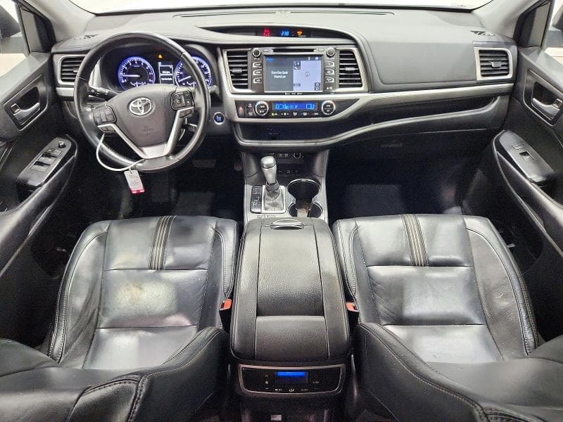 2017 TOYOTA HIGHLANDER SE 8