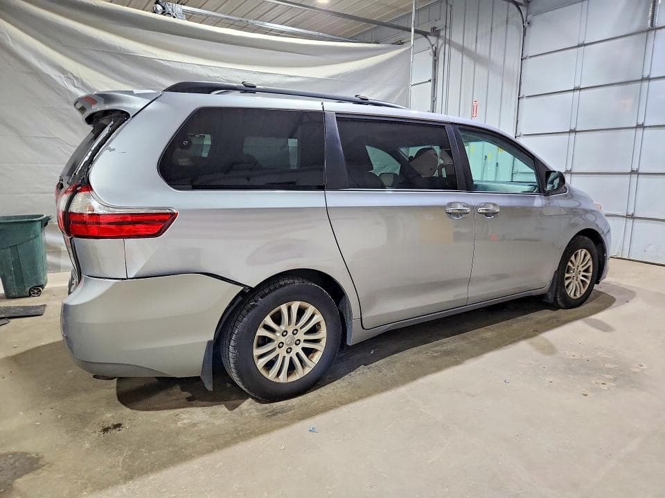 2017 TOYOTA SIENNA XLE 8-PASSENGER 3