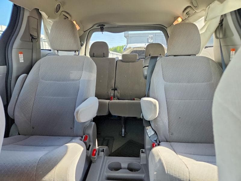 2017 TOYOTA SIENNA LE 10