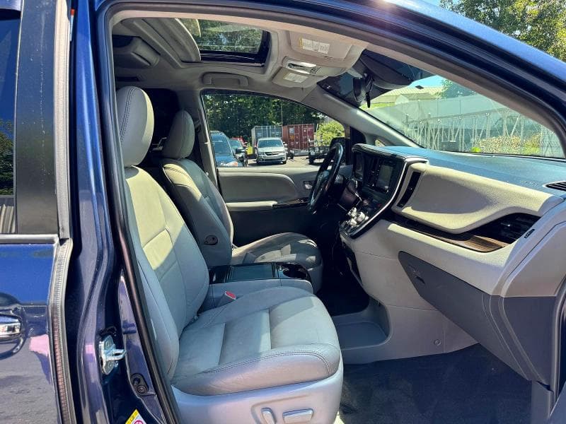2018 TOYOTA SIENNA XLE 8-PASSENGER 10