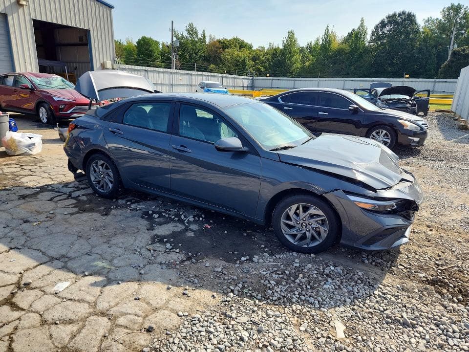 2024 HYUNDAI ELANTRA SEL 4