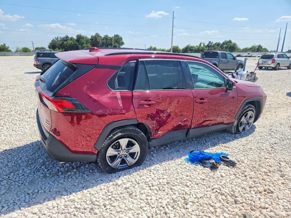 2022 TOYOTA RAV4 XLE 3