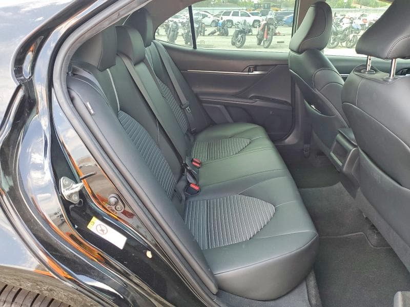 2018 TOYOTA CAMRY SE 10