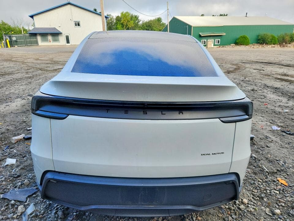 2026 TESLA MODEL Y 6