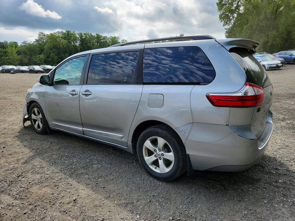 2017 TOYOTA SIENNA LE 2