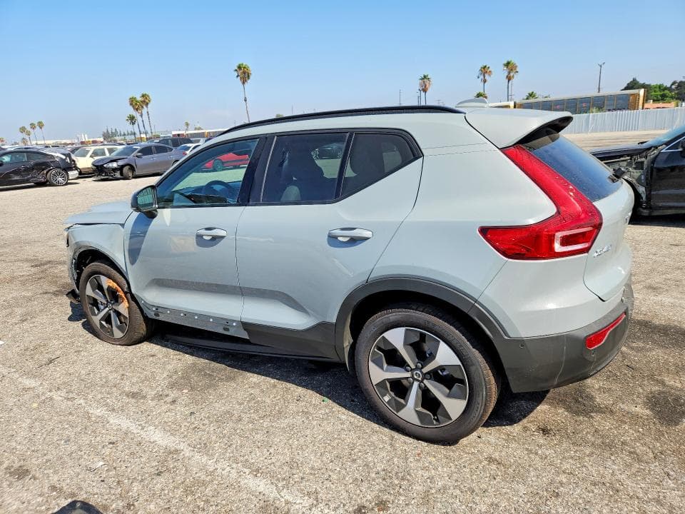 2026 VOLVO XC40 PLUS 2