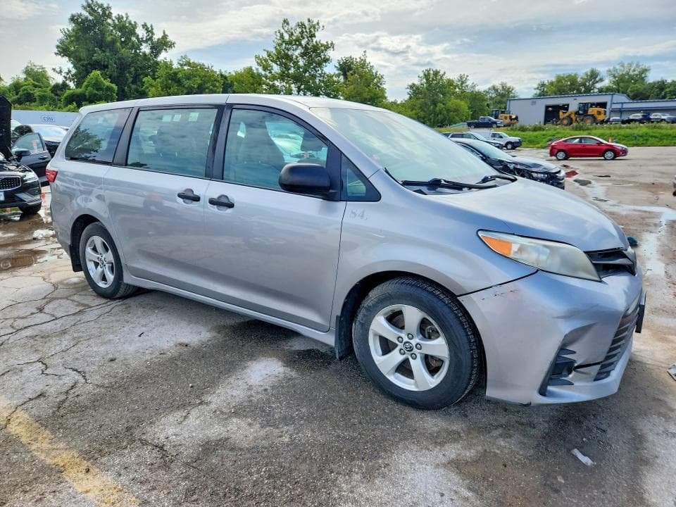 2018 TOYOTA SIENNA L 4