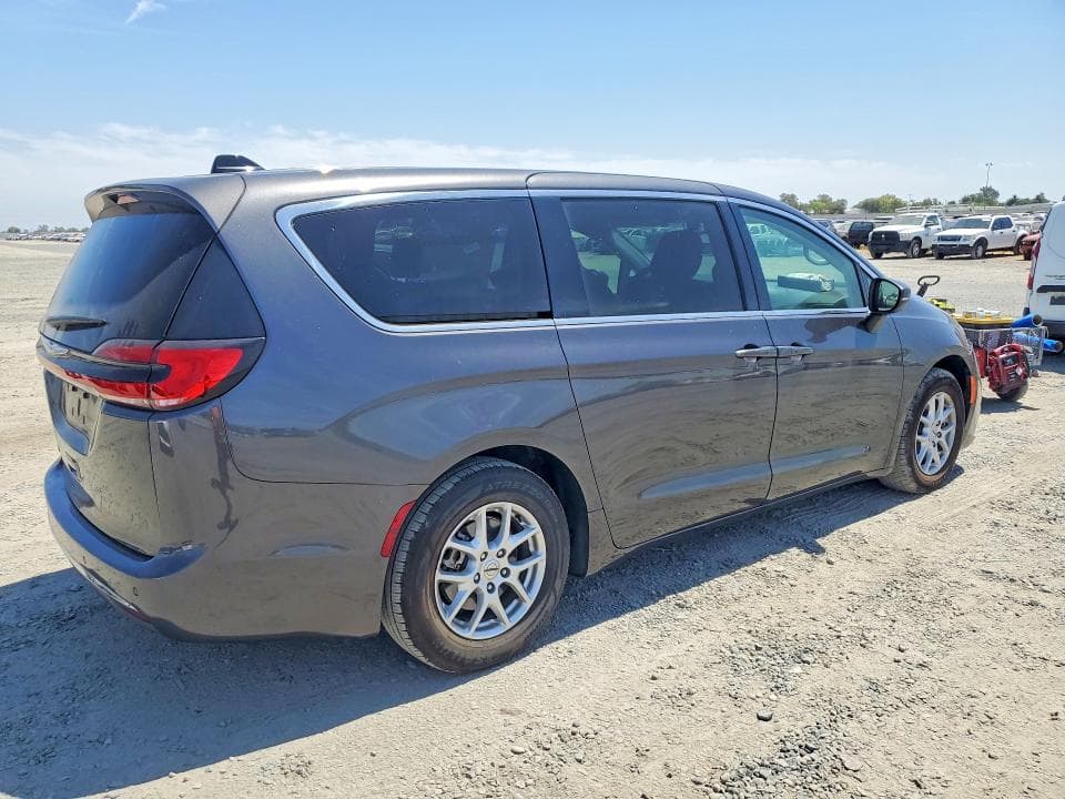 2023 CHRYSLER PACIFICA TOURING L 3