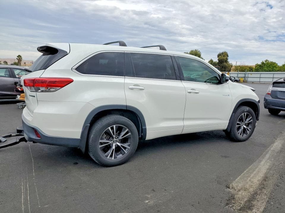 2018 TOYOTA HIGHLANDER HYBRID LE 3