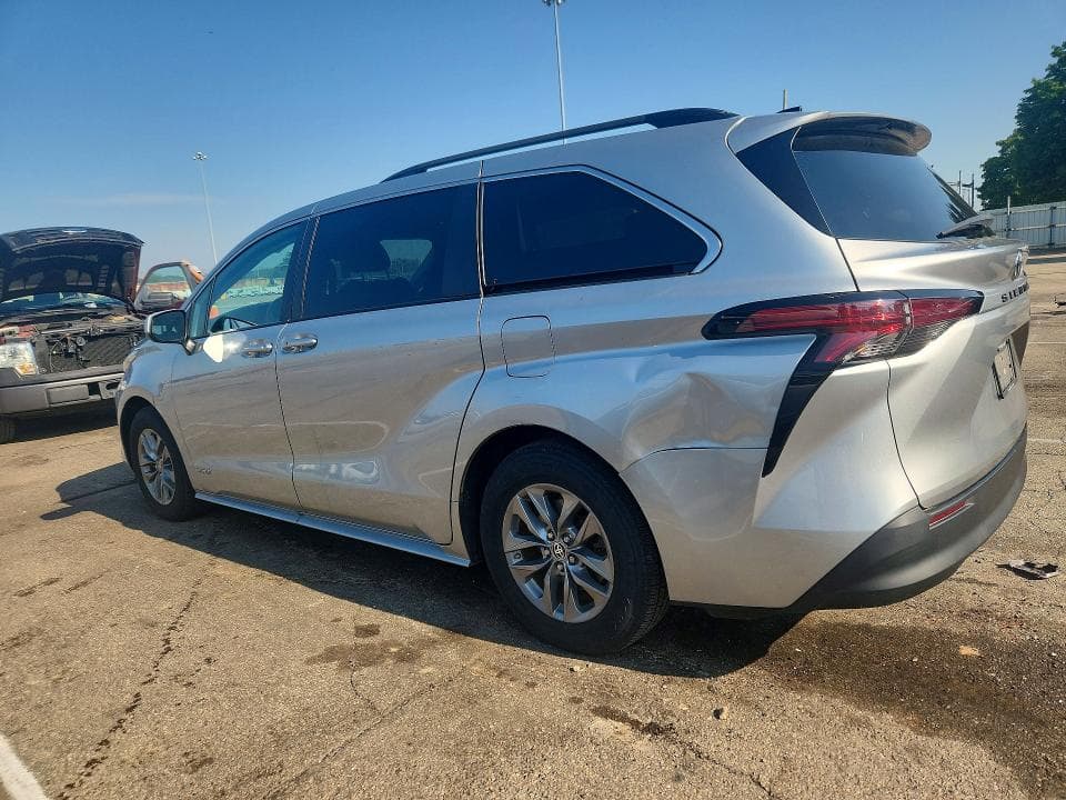 2021 TOYOTA SIENNA LE 2