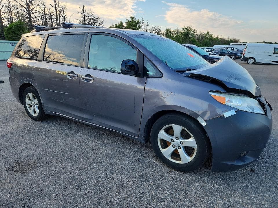 2017 TOYOTA SIENNA LE 4