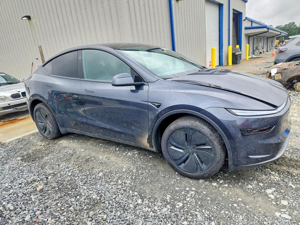 2026 TESLA MODEL Y 4