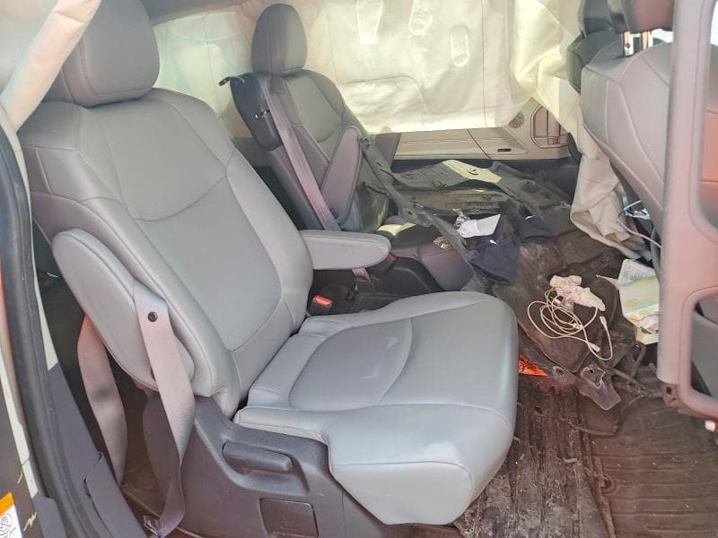 2022 TOYOTA SIENNA XLE 11