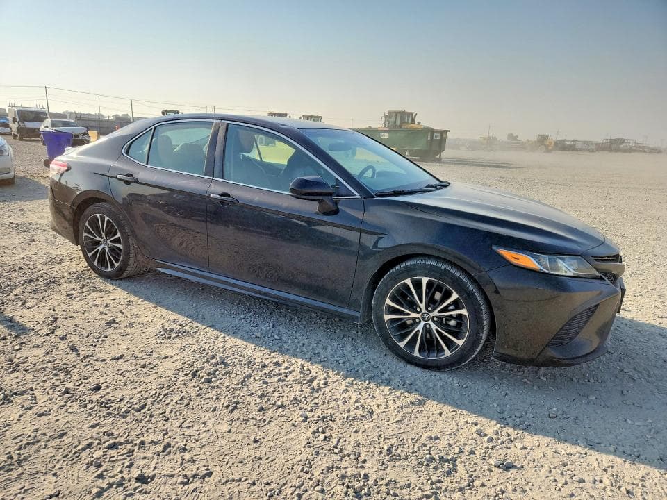 2018 TOYOTA CAMRY SE 4