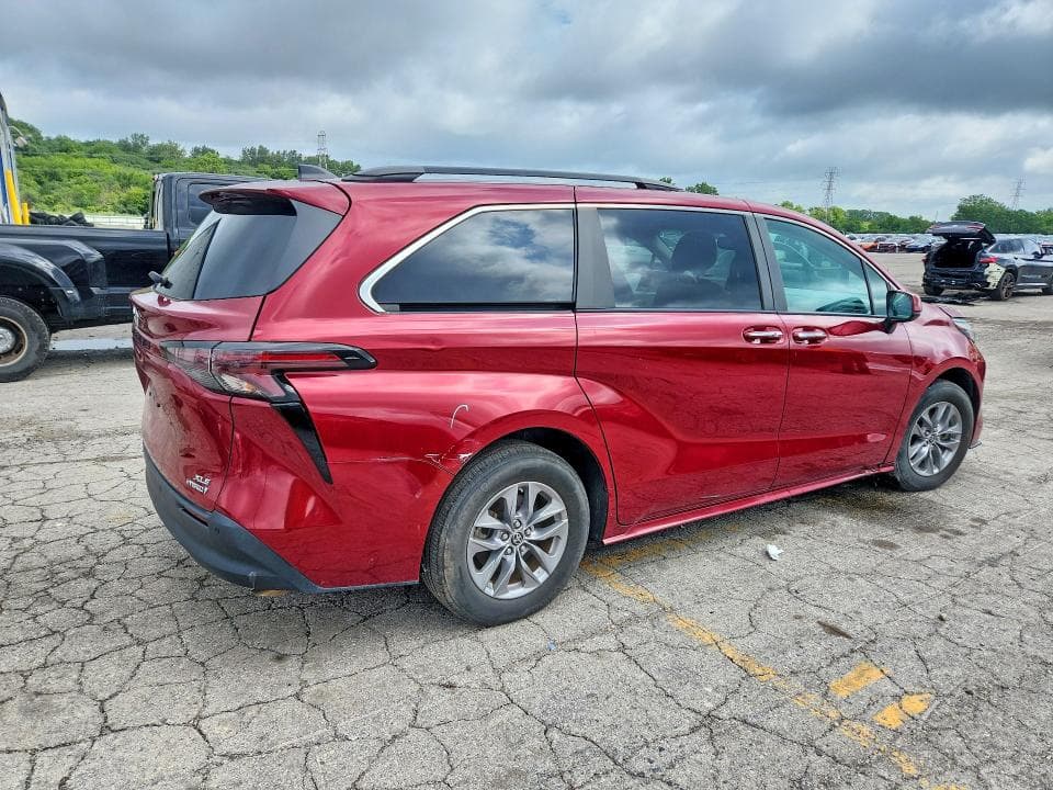 2023 TOYOTA SIENNA XLE 3