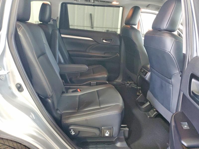 2019 TOYOTA HIGHLANDER XLE 11