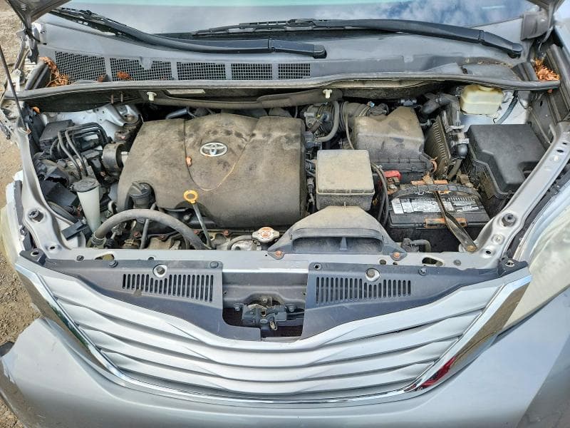 2017 TOYOTA SIENNA LE 11