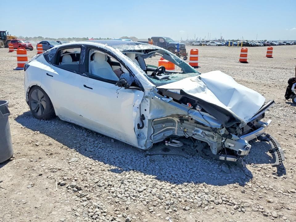 2026 TESLA MODEL Y 4
