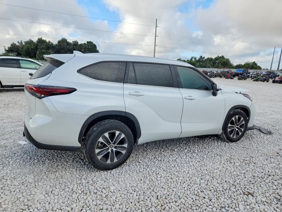 2024 TOYOTA HIGHLANDER XLE 3