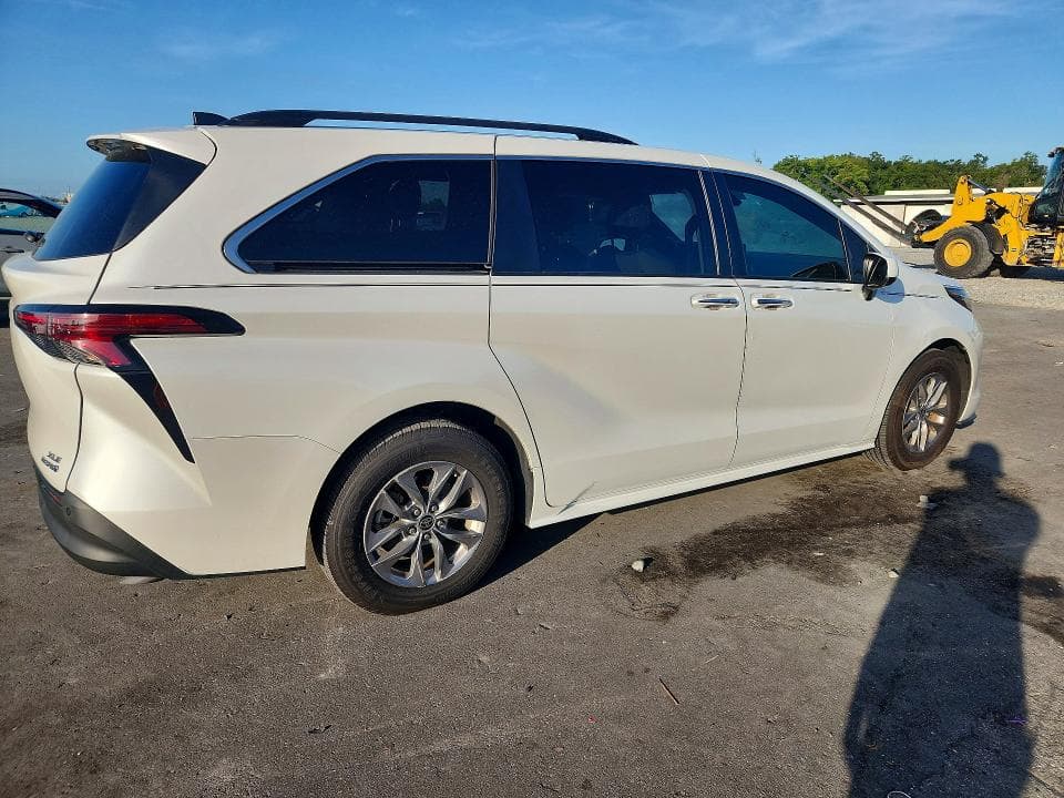 2022 TOYOTA SIENNA XLE 3