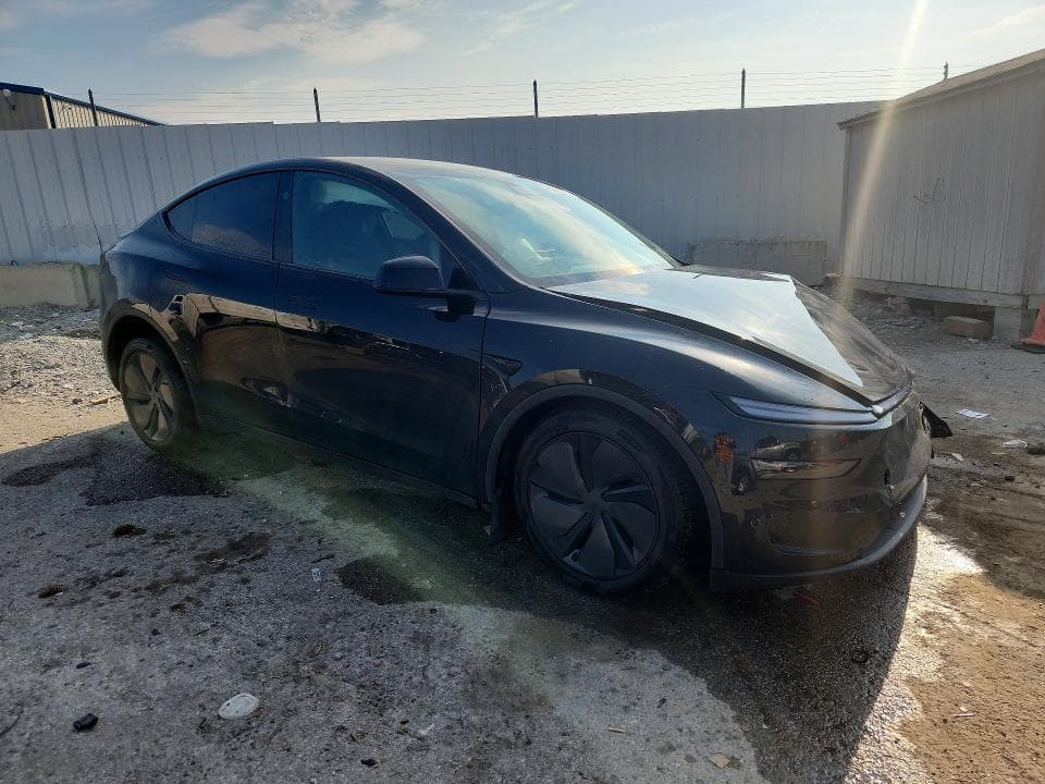 2026 TESLA MODEL Y 4