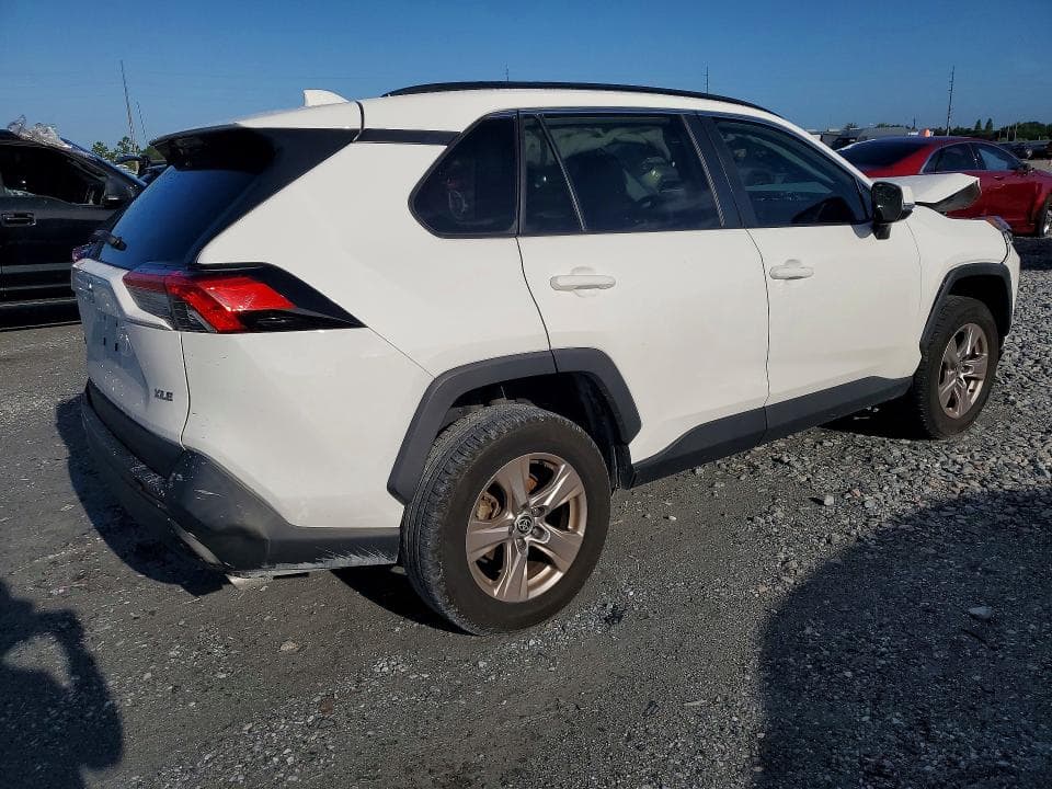 2022 TOYOTA RAV4 XLE 3