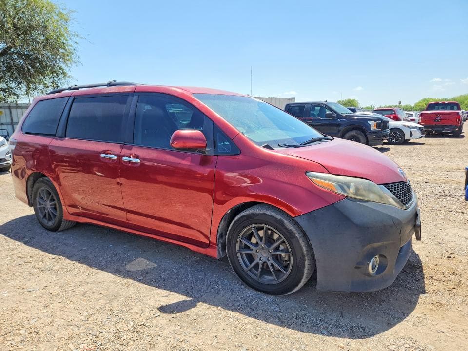 2017 TOYOTA SIENNA SE 4