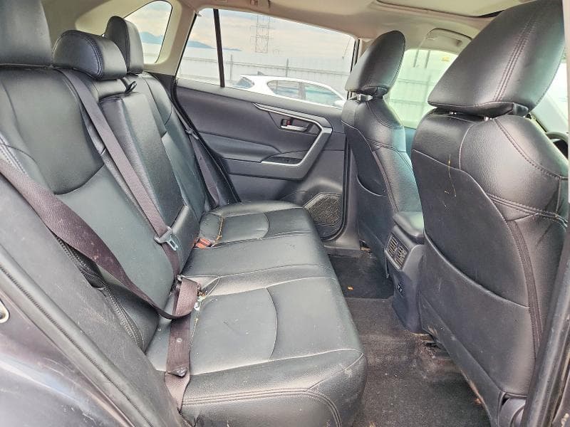 2020 TOYOTA RAV4 XLE 11
