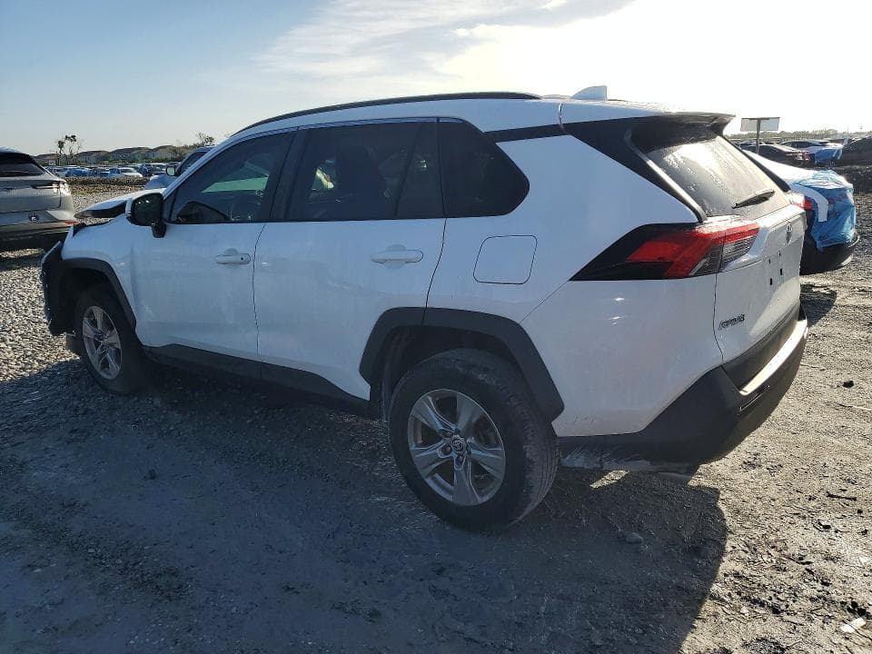2022 TOYOTA RAV4 XLE 2