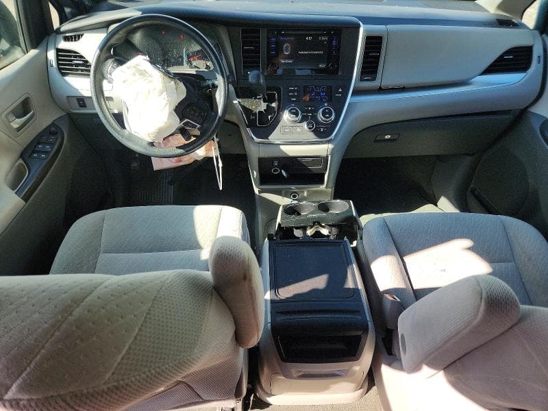 2017 TOYOTA SIENNA LE 8