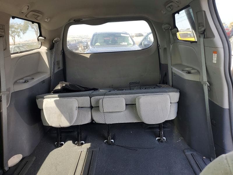 2019 TOYOTA SIENNA LE 10