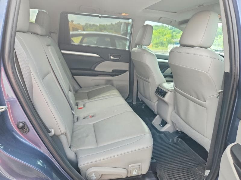 2019 TOYOTA HIGHLANDER XLE 11