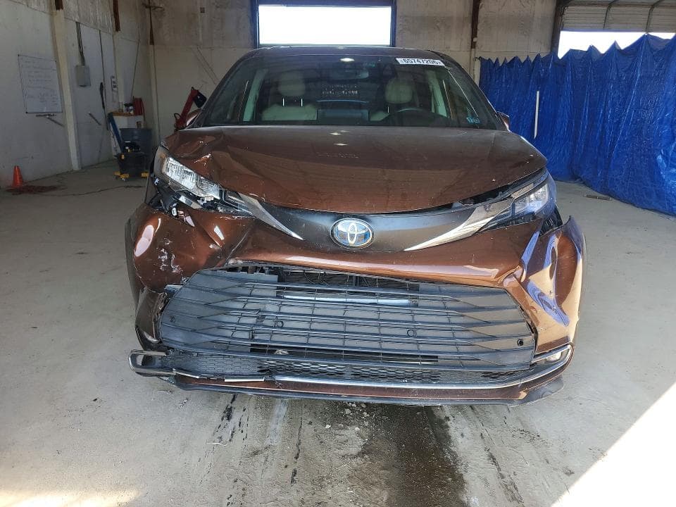 2021 TOYOTA SIENNA XLE 5