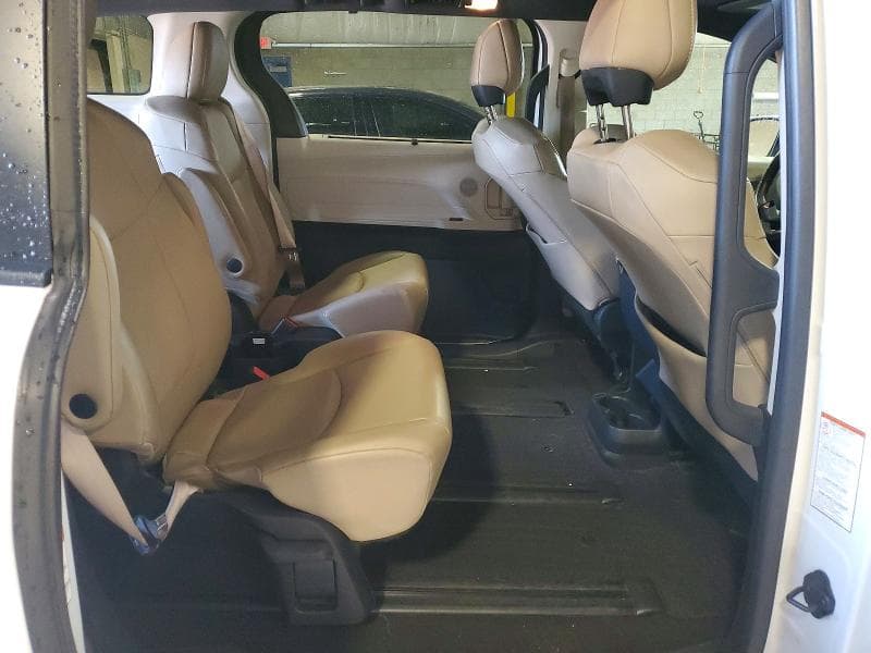 2021 TOYOTA SIENNA XLE 11