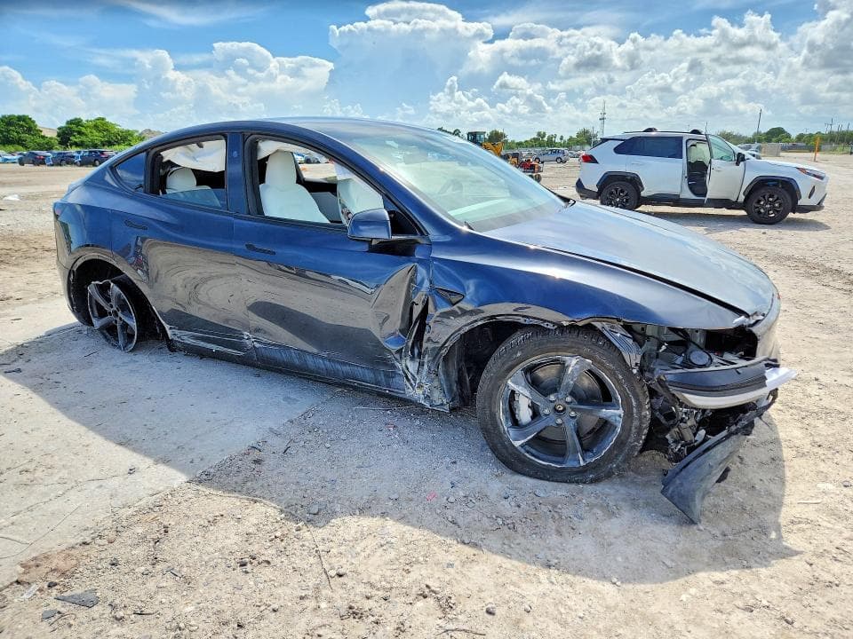 2026 TESLA MODEL Y 4