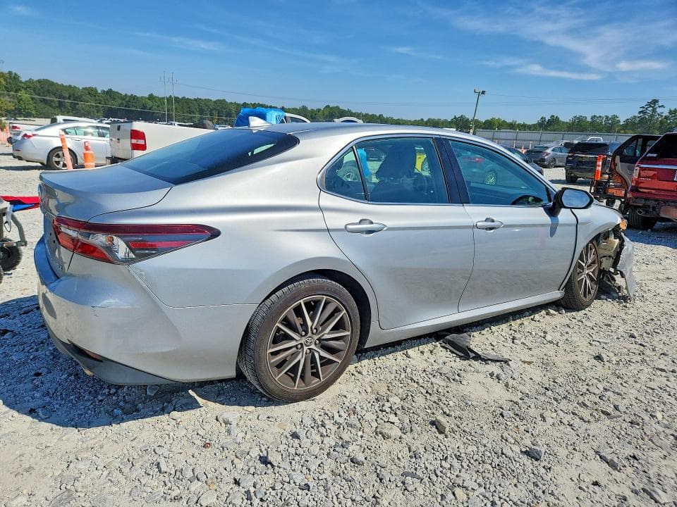 2021 TOYOTA CAMRY XLE 3