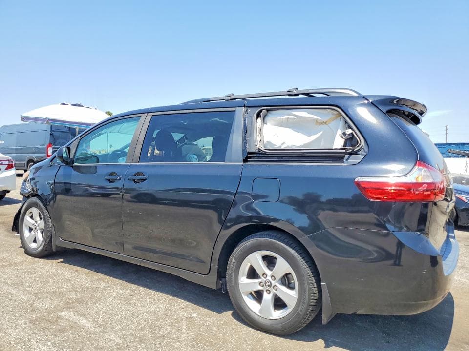 2018 TOYOTA SIENNA LE 2