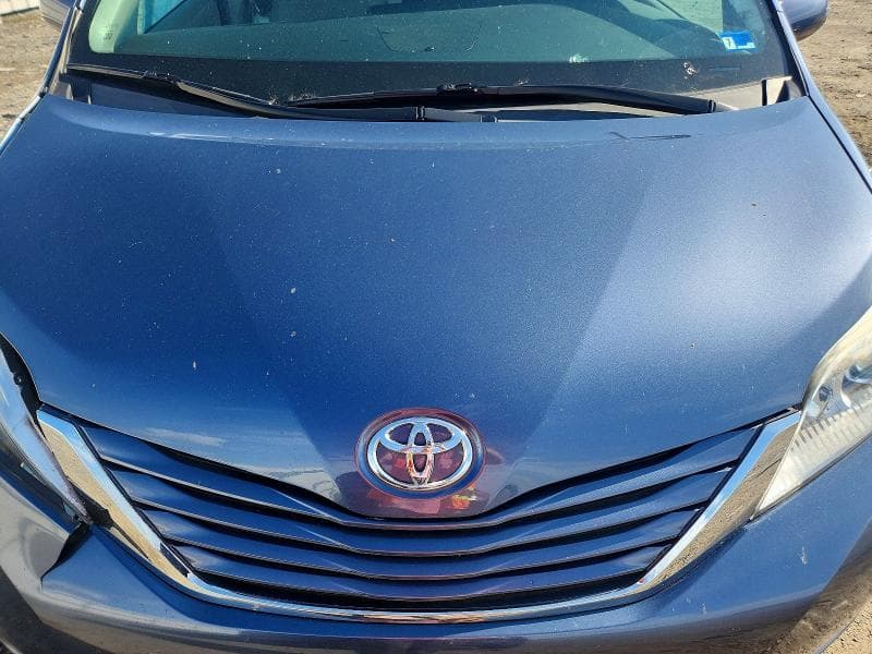 2017 TOYOTA SIENNA LE 12