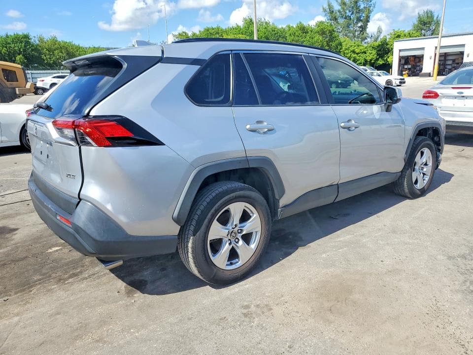2020 TOYOTA RAV4 XLE 3