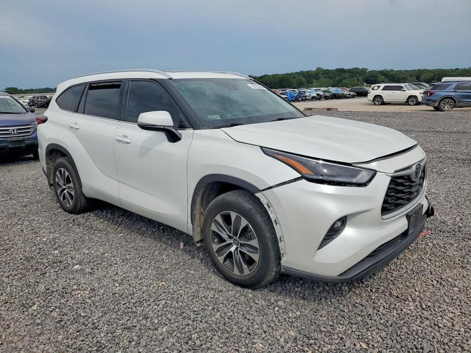 2022 TOYOTA HIGHLANDER XLE 4