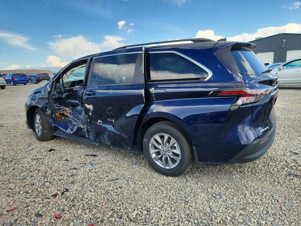 2025 TOYOTA SIENNA LE 8-PASSENGER 2