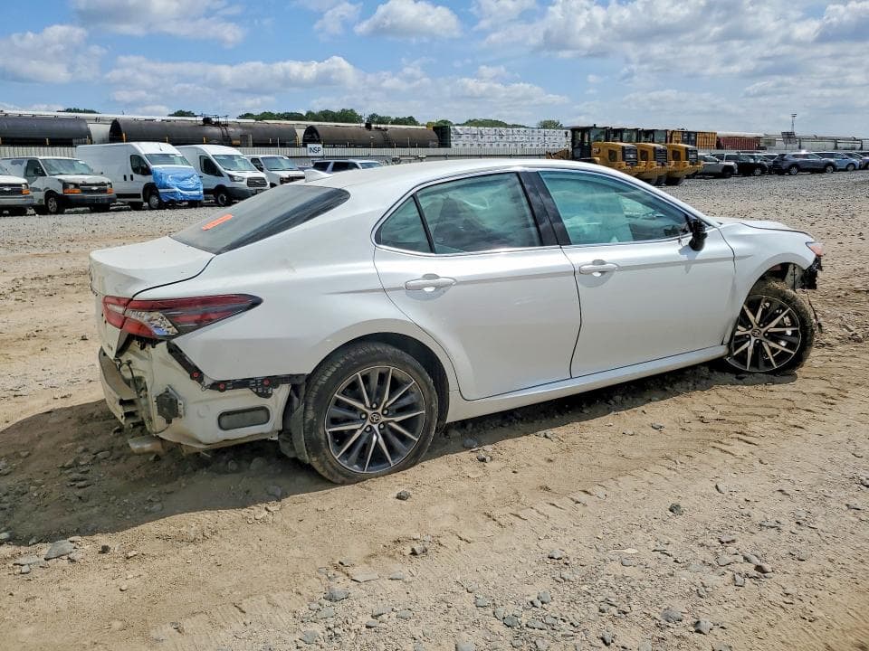 2022 TOYOTA CAMRY XLE 3