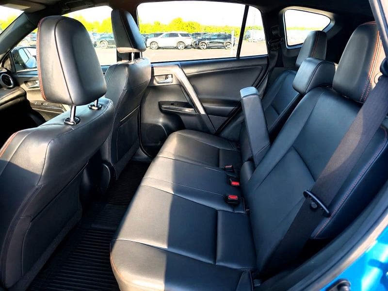 2017 TOYOTA RAV4 SE 6