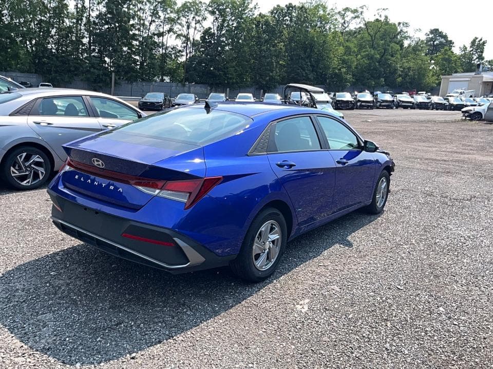 2024 HYUNDAI ELANTRA SE 4