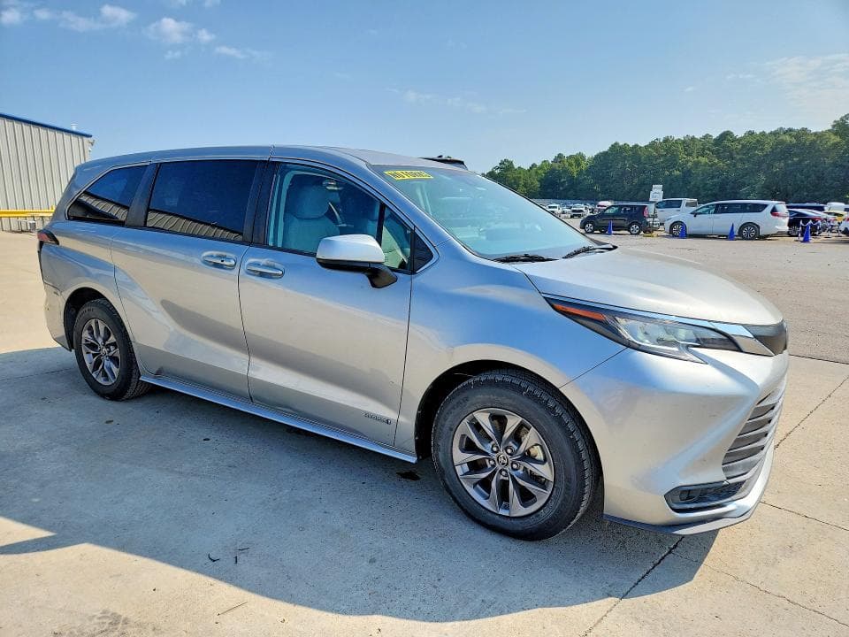 2021 TOYOTA SIENNA LE 4