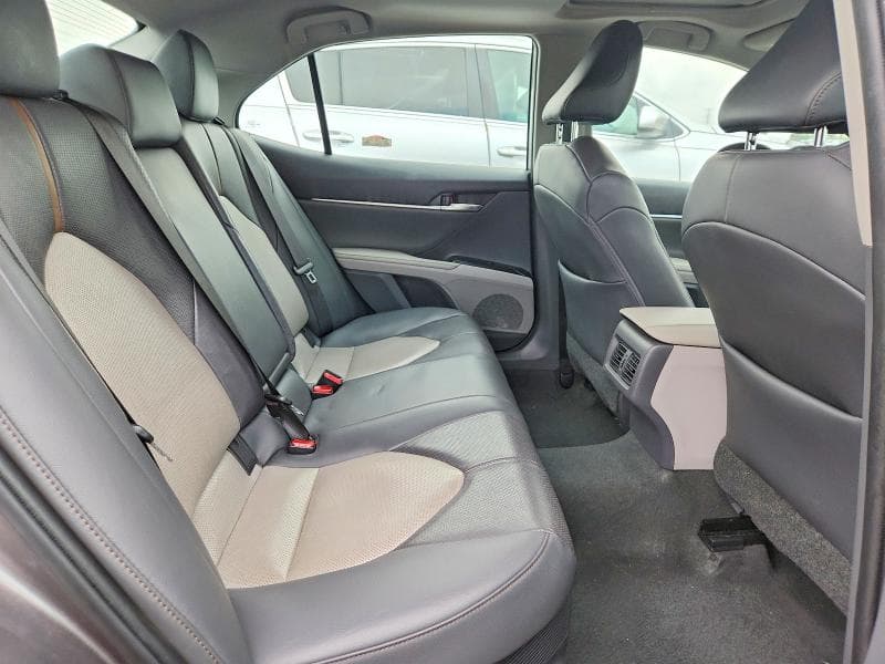 2020 TOYOTA CAMRY XLE 10